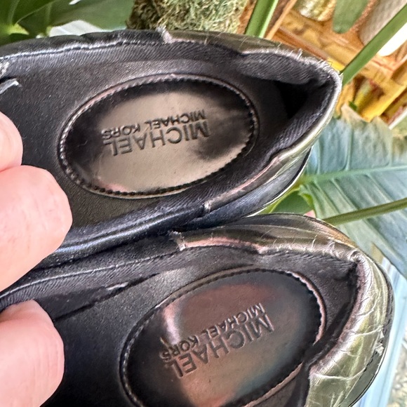 Michael Kors Sneakers! Perfect for fall, excellent pre-owned condition! Size 9🖤 - Picture 6 of 8